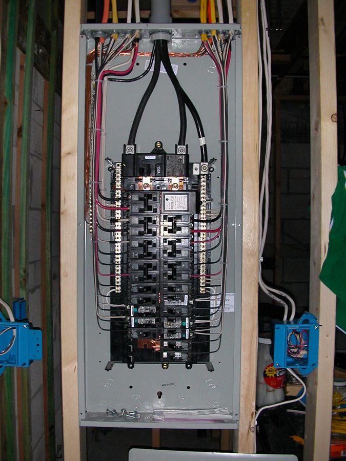 Breakers y Paneles Eléctricos